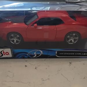 Maisto Red Dodge Challenger Die-Cast Toy Car